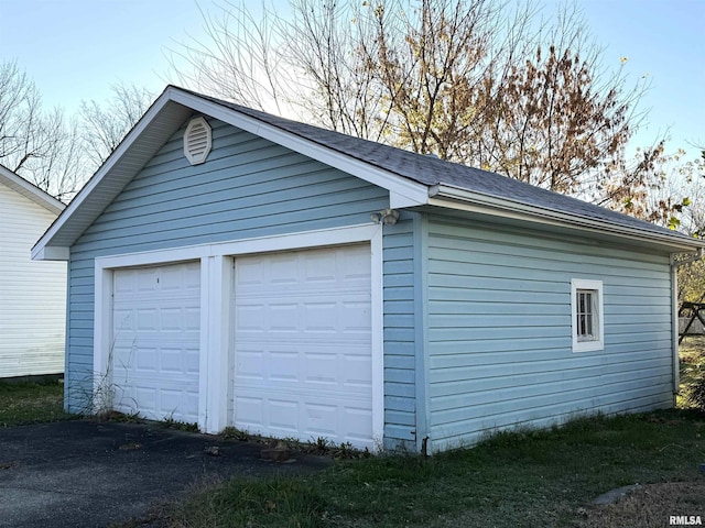 view of detached garage