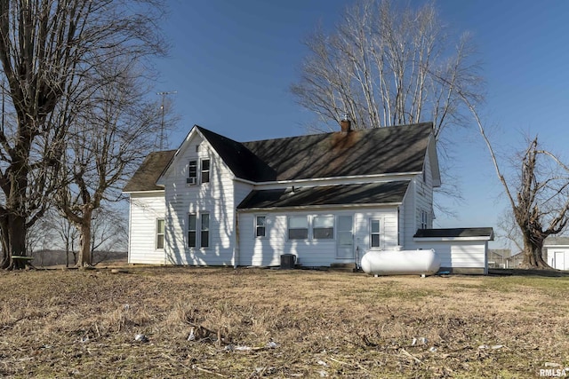 back of house featuring a lawn