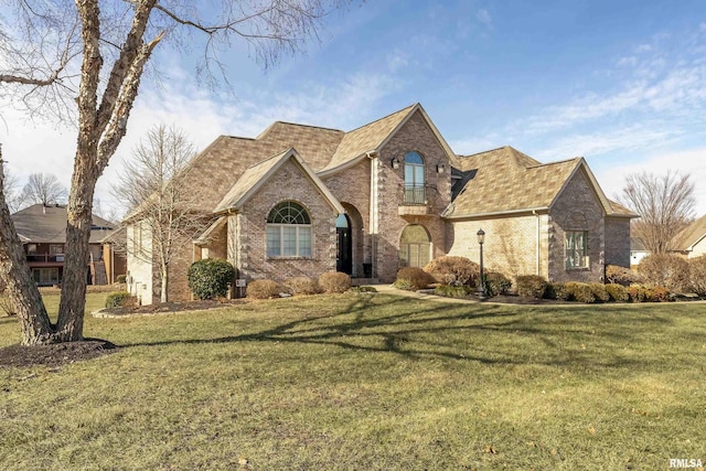 view of front of home with a front lawn