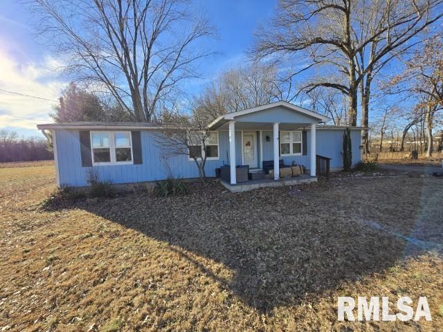 single story home with a porch