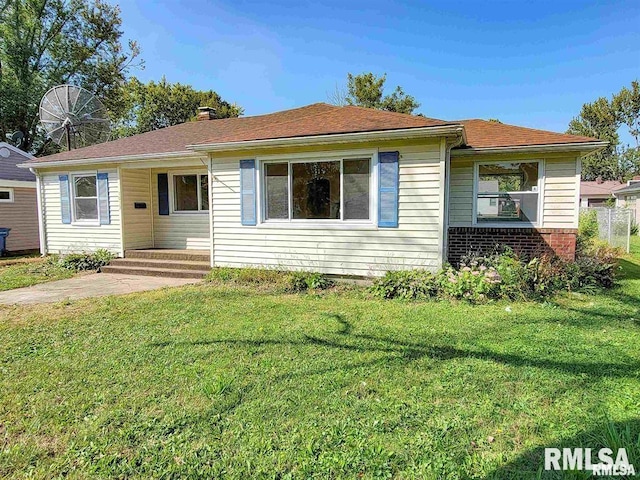 ranch-style house featuring a front lawn