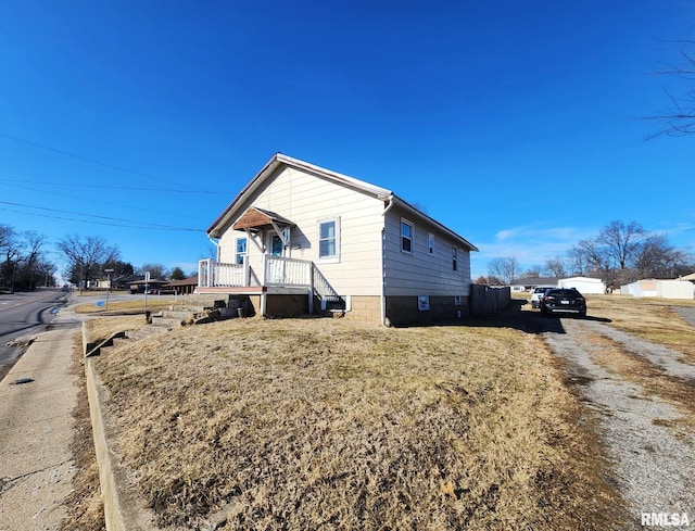 view of side of property featuring a yard