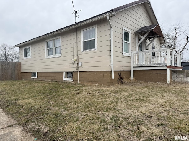 view of side of property featuring a lawn