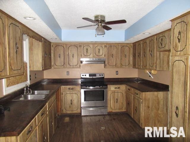 kitchen featuring stainless steel electric stove, sink, ceiling fan, dark wood-type flooring, and a textured ceiling