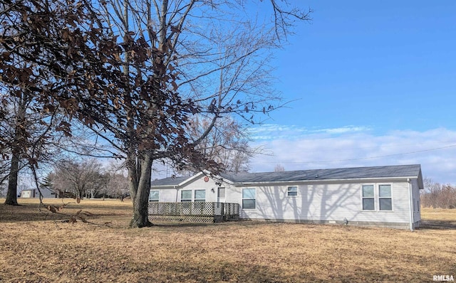 view of front of property with a front lawn