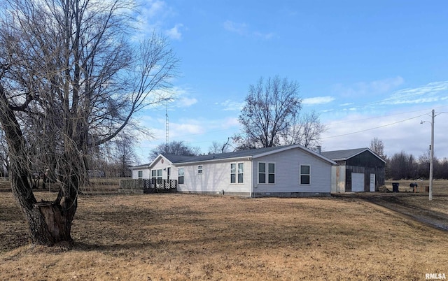 view of front of house with a garage and a front yard