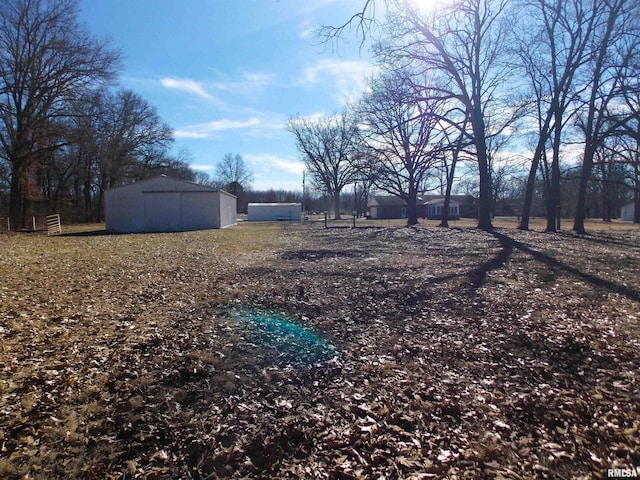 1723 Walnut Hill Rd, Centralia, IL 62801 - view of yard featuring an outdoor structure