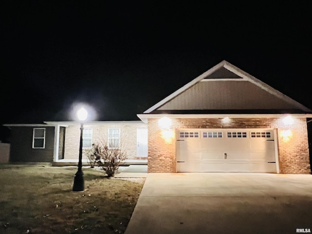 craftsman house featuring a garage