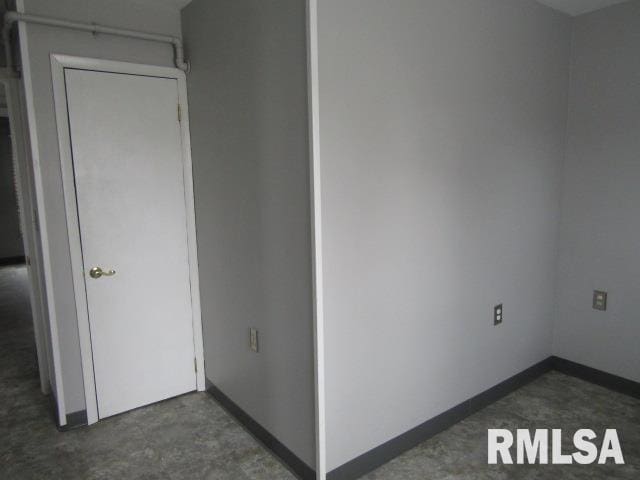 602 4th St, Rosiclare, IL 62982 - interior space