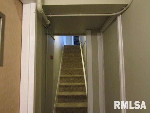 602 4th St, Rosiclare, IL 62982 - view of stairs