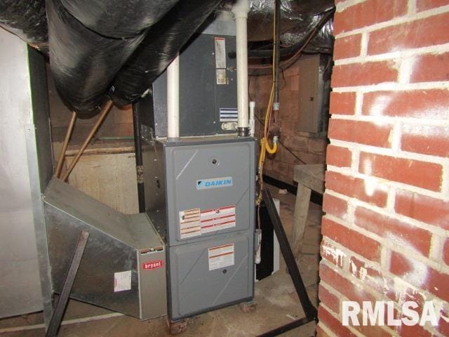 602 4th St, Rosiclare, IL 62982 - utility room featuring heating unit