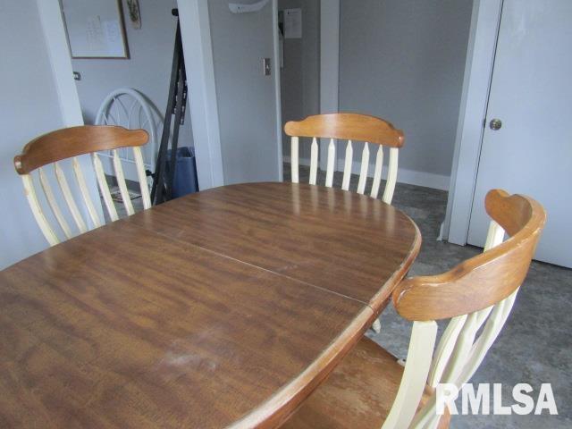 602 4th St, Rosiclare, IL 62982 - view of dining room