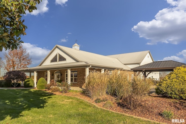 view of front facade featuring a front lawn