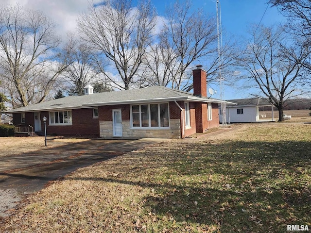 view of front of property featuring a front yard