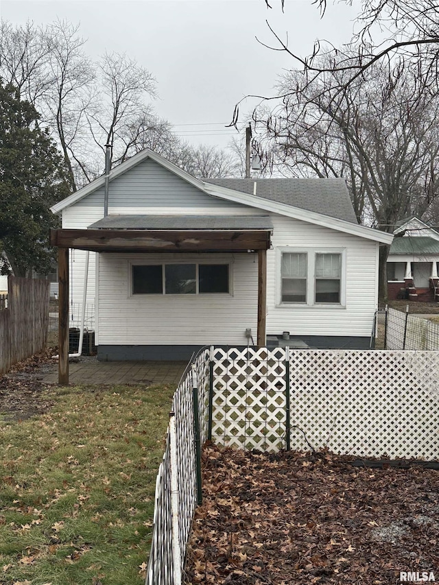 view of front of house featuring a front lawn