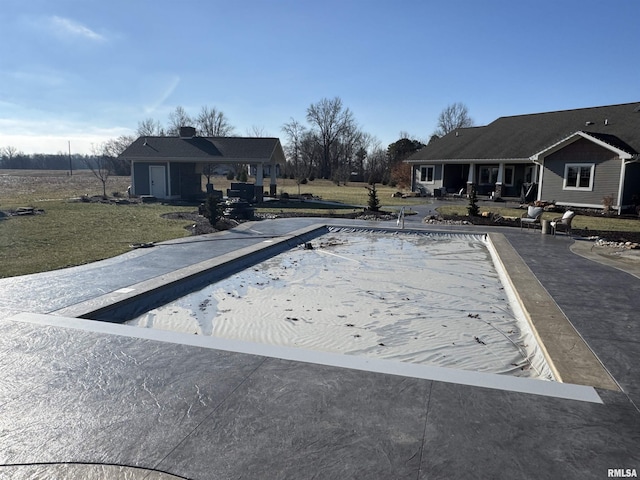 view of pool featuring a yard