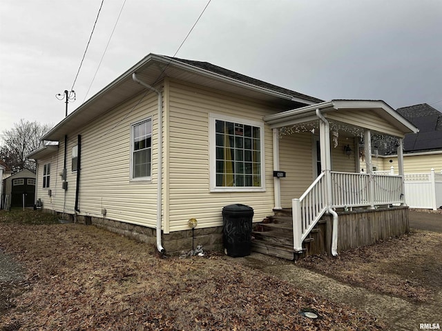 manufactured / mobile home featuring a porch