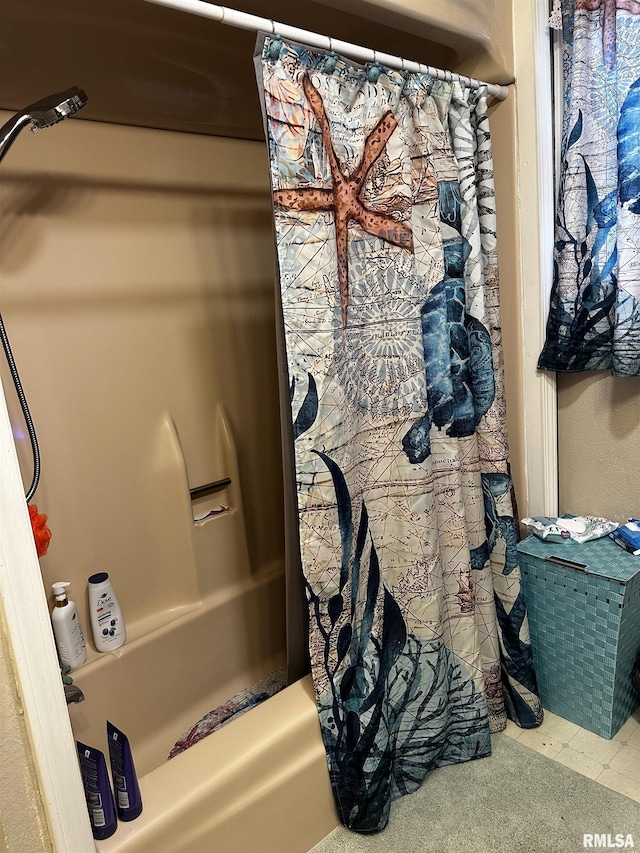 details with shower / bathtub combination with curtain