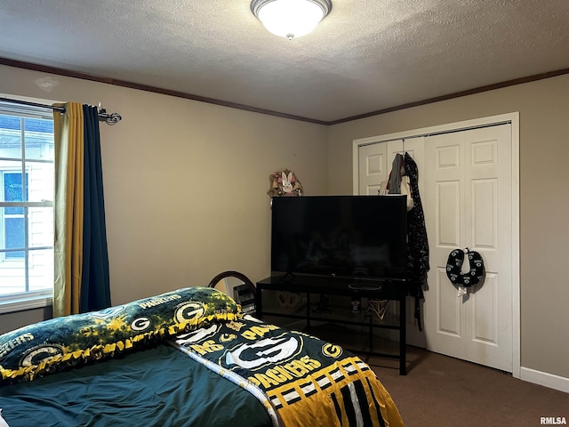 bedroom featuring crown molding, carpet floors, a textured ceiling, and a closet