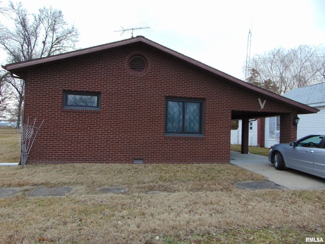 view of side of property featuring a carport and a lawn