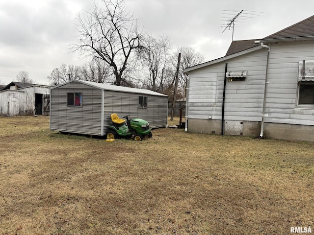 view of yard featuring an outdoor structure