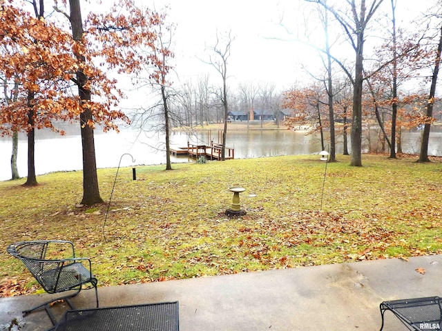 view of yard featuring a water view