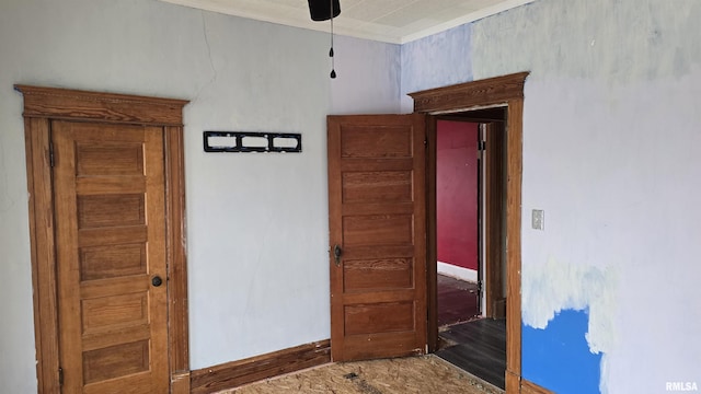 unfurnished room featuring crown molding and ceiling fan