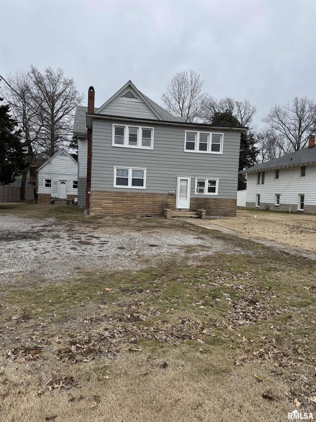 view of front of house featuring a front lawn