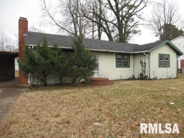 ranch-style home featuring a front lawn