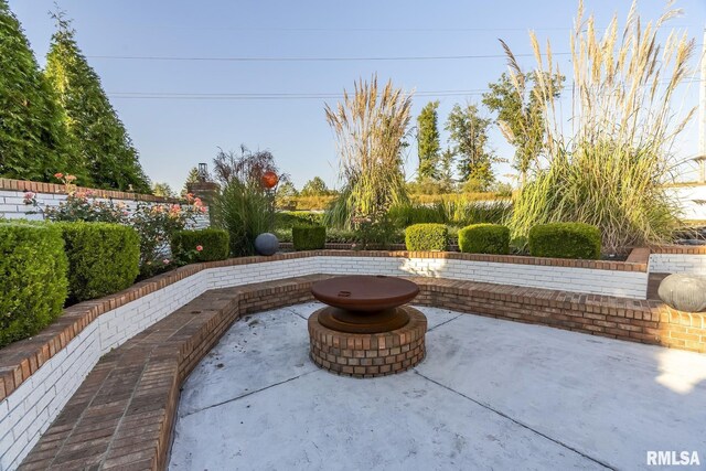 view of patio featuring a fire pit