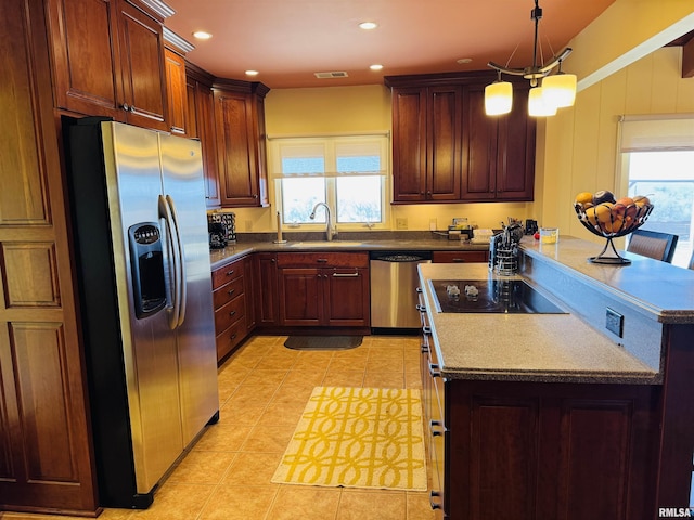 kitchen featuring visible vents, stainless steel appliances, a sink, and light tile patterned flooring