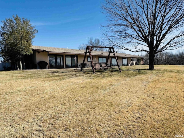 view of front facade with a front lawn