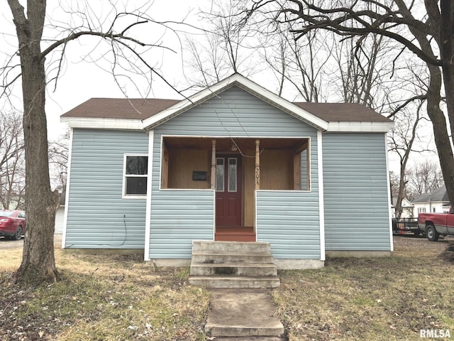 bungalow featuring a front yard