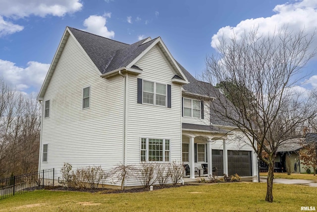 view of front facade featuring covered porch and a front yard