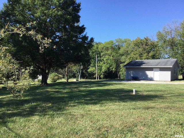 view of yard with an outdoor structure