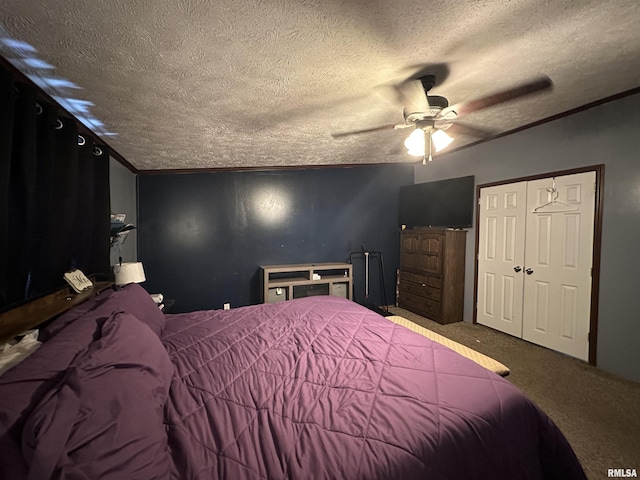 bedroom featuring ceiling fan, carpet floors, and a textured ceiling