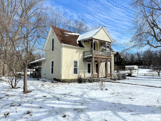 view of front of property featuring a balcony