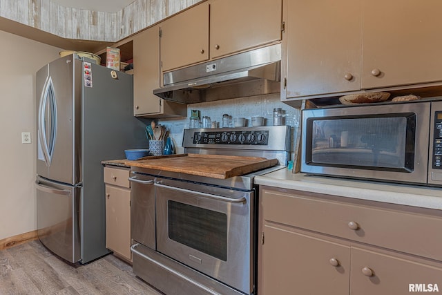 kitchen featuring tasteful backsplash, stainless steel appliances, and light hardwood / wood-style floors