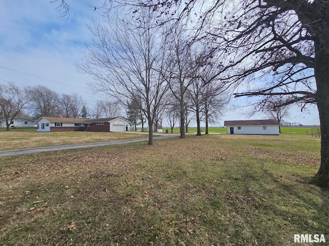 view of yard with driveway