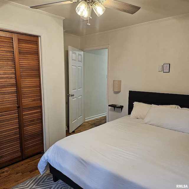 bedroom featuring ornamental molding, a closet, dark wood-type flooring, and a ceiling fan