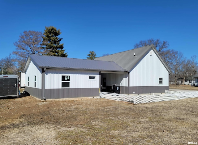 view of front facade featuring metal roof