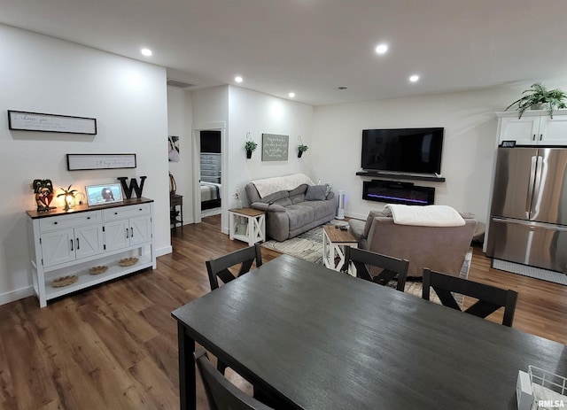 dining space featuring recessed lighting, dark wood-style flooring, visible vents, and baseboards