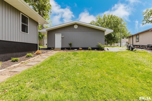 1437 Nassau Ln, Marion, IL 62959 - view of side of property with a lawn