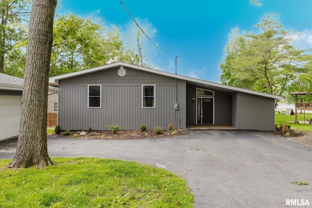 1437 Nassau Ln, Marion, IL 62959 - mid-century home featuring asphalt driveway