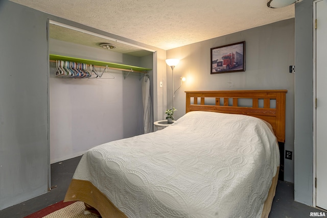 bedroom featuring a textured ceiling and a closet