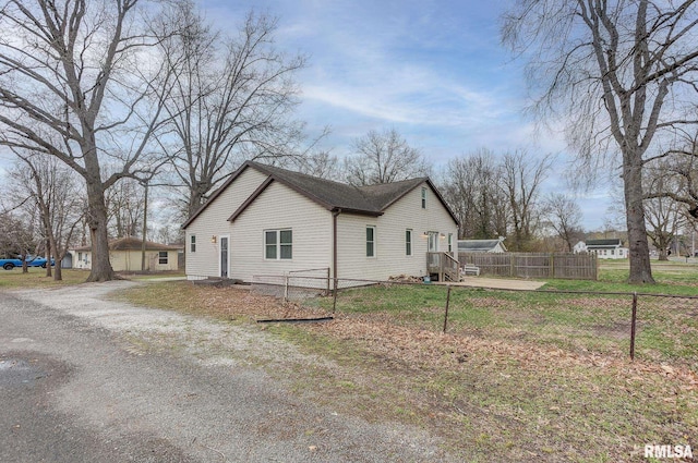 600 N Washington St, Sparta, IL 62286 - view of side of property featuring a lawn and fence private yard