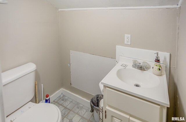 600 N Washington St, Sparta, IL 62286 - half bathroom featuring toilet, vanity, and baseboards