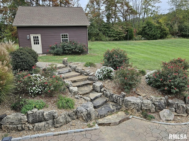 view of yard with an outbuilding