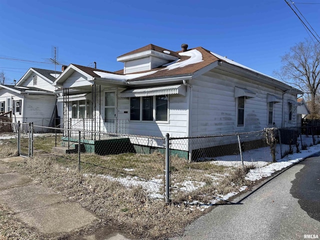 view of front of property featuring a fenced front yard and a gate