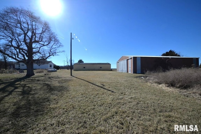 view of yard with an outbuilding